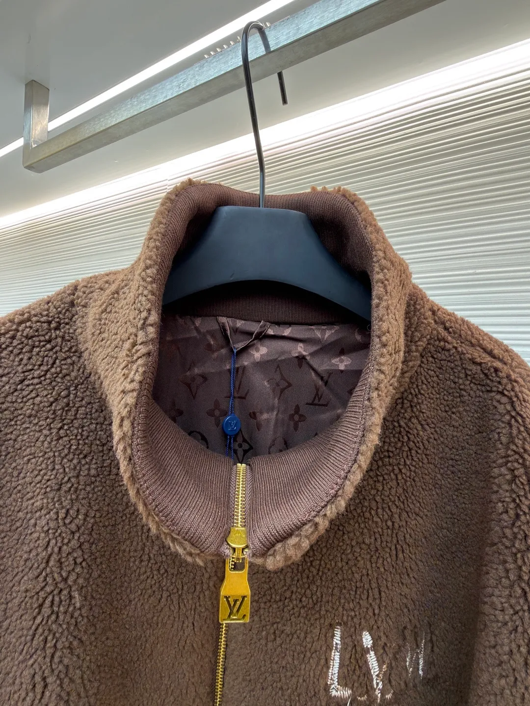 LOUIS VUITTON solid color zipper suede waist long-sleeved velvet jacket ●Original version: Purchased and developed for 17000 ●Item number: 1682255-B50 ●Fabric: cotton fabric ●Technology: Made on positioning cutting machine ●Color: brown ●Version: fitted version ●Weight: about 975 grams ●Size: S-M-L-XL ●Description: This brown lambswool jacket with LVM logo is made of imported imitation lambswool fabric, which has been processed by double carding and shearing processes. The pile length is even to 12mm. It feels fluffy and soft and is not prone to lint and pilling. The bottom layer of the fabric is compounded with waterproof polyester lining, which is seamlessly bonded through a heat-pressing lamination process, effectively locking in temperature and preventing linting. The body adopts a loose shoulder-drop design, and the three-dimensional tailoring technology allows the shoulders and body to connect naturally without any stiff splicing. The front is equipped with a customized brass zipper, which has been treated with electroplating and anti-oxidation, making it smooth and durable. The LVM logo on the left chest is made of three-dimensional embroidery technology, using high-twist cotton thread and flat embroidery stitching. The stitching is dense and does not skip stitches. The ribbed edges on the neckline and hem are made of spandex blended material, which has been pre-shrunk and has long-lasting elasticity without sagging. The overall seams use dual hemming and overlocking techniques, with 11 stitches per inch, taking into account the firmness of the fit and durability. The overall wiring is straight and delicate, the fabric is comfortable and soft, and the color is consistent without color difference. It can be matched with the same style to create a fashionable look and control various occasions. Customized accessories, complete with three standards, same style for men and women!